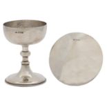 A George V silver communion cup and paten, 11.5cm h, by Thomas Pratt & Sons, London 1912, 8ozs
