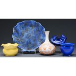 A Bretby shell shaped dish, vase, inkwell and two miniature jardinieres, early 20th c, dish 23cm