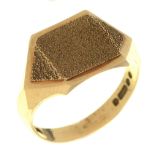 A 9ct gold signet ring, London 1972, 4.4g, size O½ Good condition, no engraving