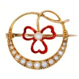 An Edwardian pearl and gold and translucent red enamel clover leaf brooch, in gold,21mm, 2.9g Good