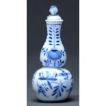 A Meissen blue and white scent bottle and stopper, 19th c,  decorated with the Onion pattern, 10.5cm
