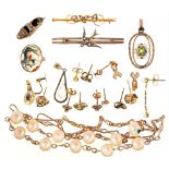 An agate ring, in gold, marked 9ct, a split pear bar brooch in 15ct gold, a swallow bar brooch in