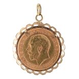 Gold coin. Half sovereign 1913, set in a gold locket, 5g Wear