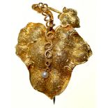 A naturalistic gold vine leaf brooch, with filigree and seed pearl, 40mm l, 5.2g Good condition