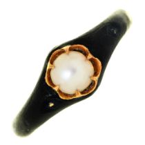 A Victorian 18ct gold and black enamel mourning ring, set with a split pearl, London 1837, 2.3g,