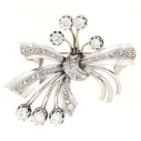 A diamond spray brooch, in white gold, 40mm, marked 585, 8.8g Good condition