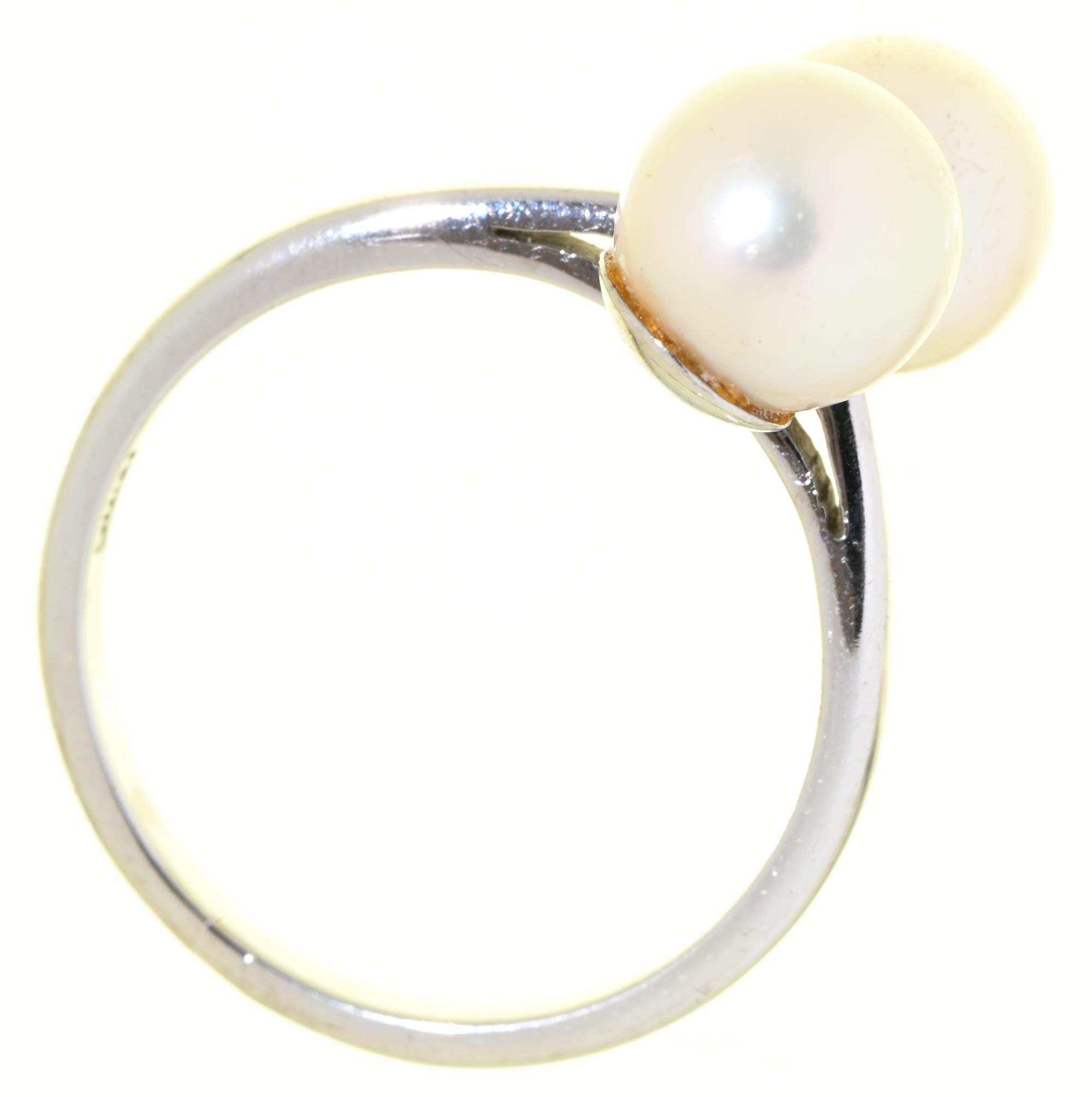 A cultured pearl crossover ring, in white gold marked 18ct, 5.3g, size Q½ Good condition - Image 2 of 2