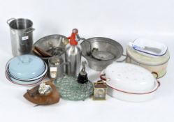 Assorted vintage and modern kitchen metalware and enamel items