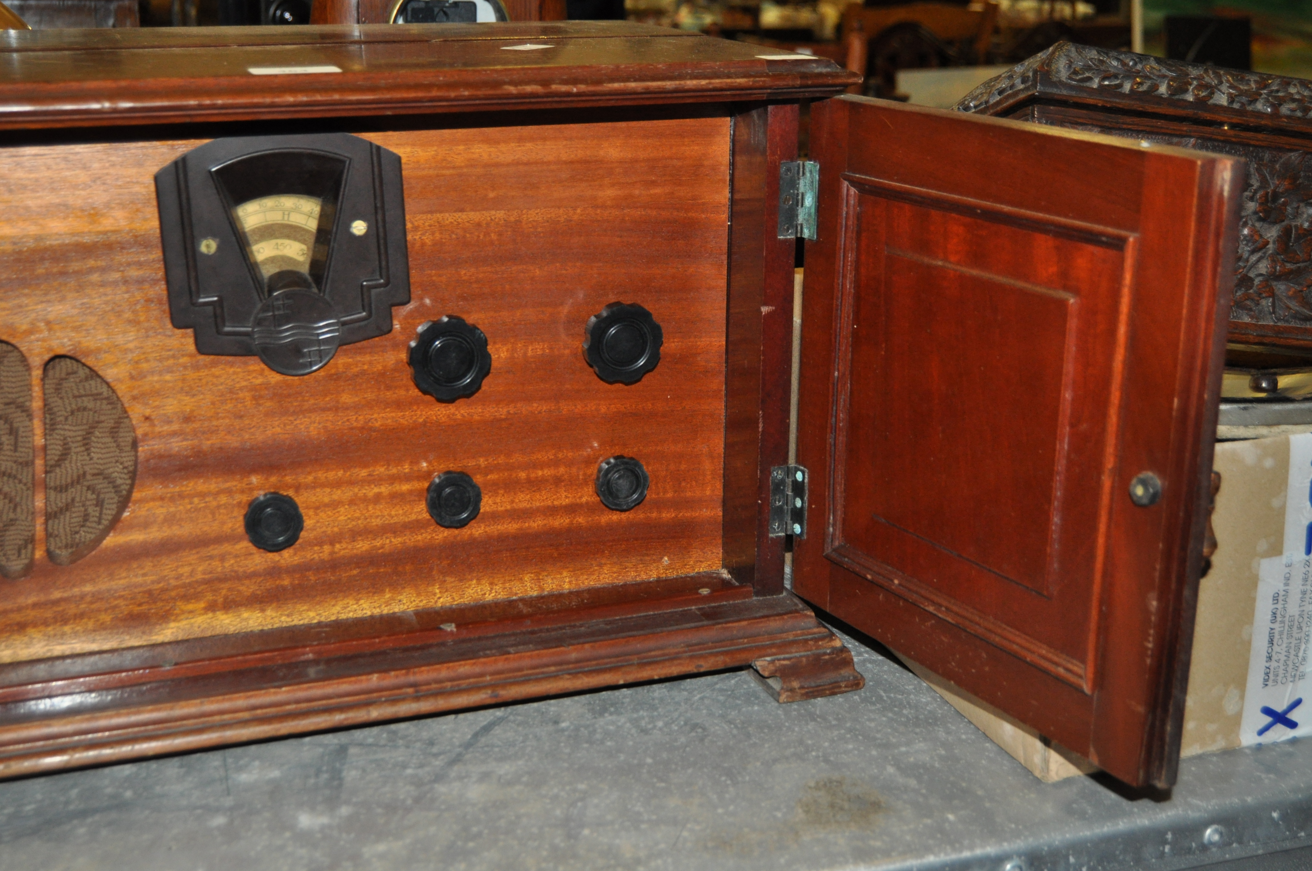 Vintage radio in a mahogany box, first half of the 20th century, with Bakelite dial, - Image 4 of 4