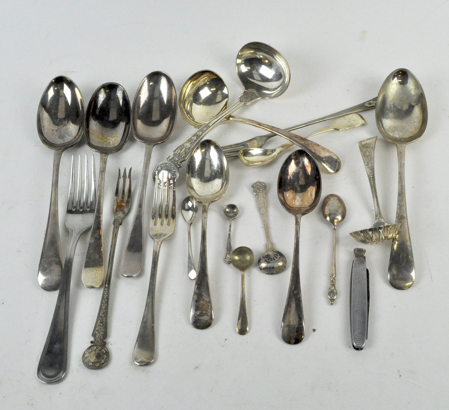 A selection of silver plated flatware, to include a sugar sifter spoon, pickle fork,