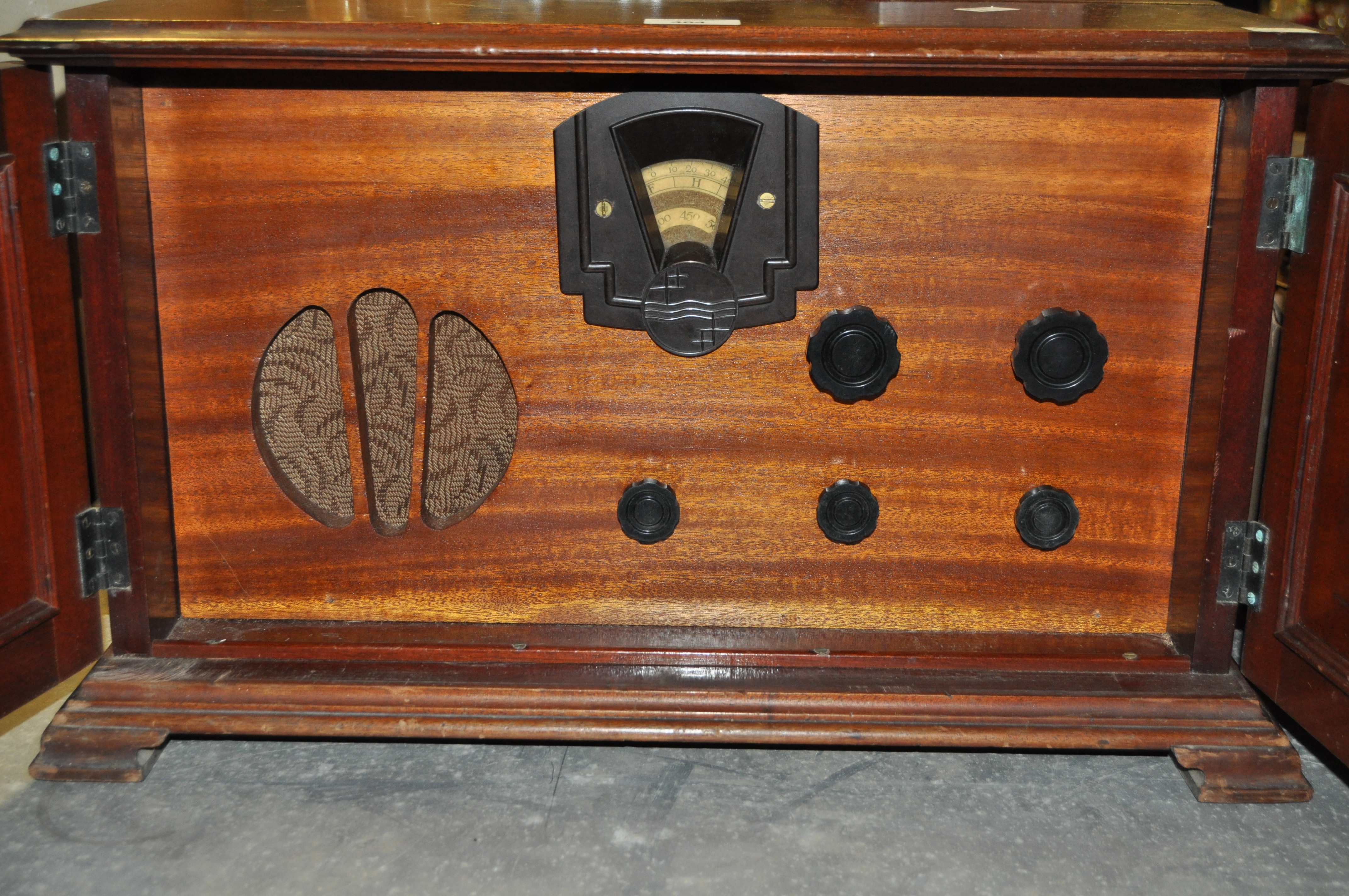 Vintage radio in a mahogany box, first half of the 20th century, with Bakelite dial, - Image 2 of 4