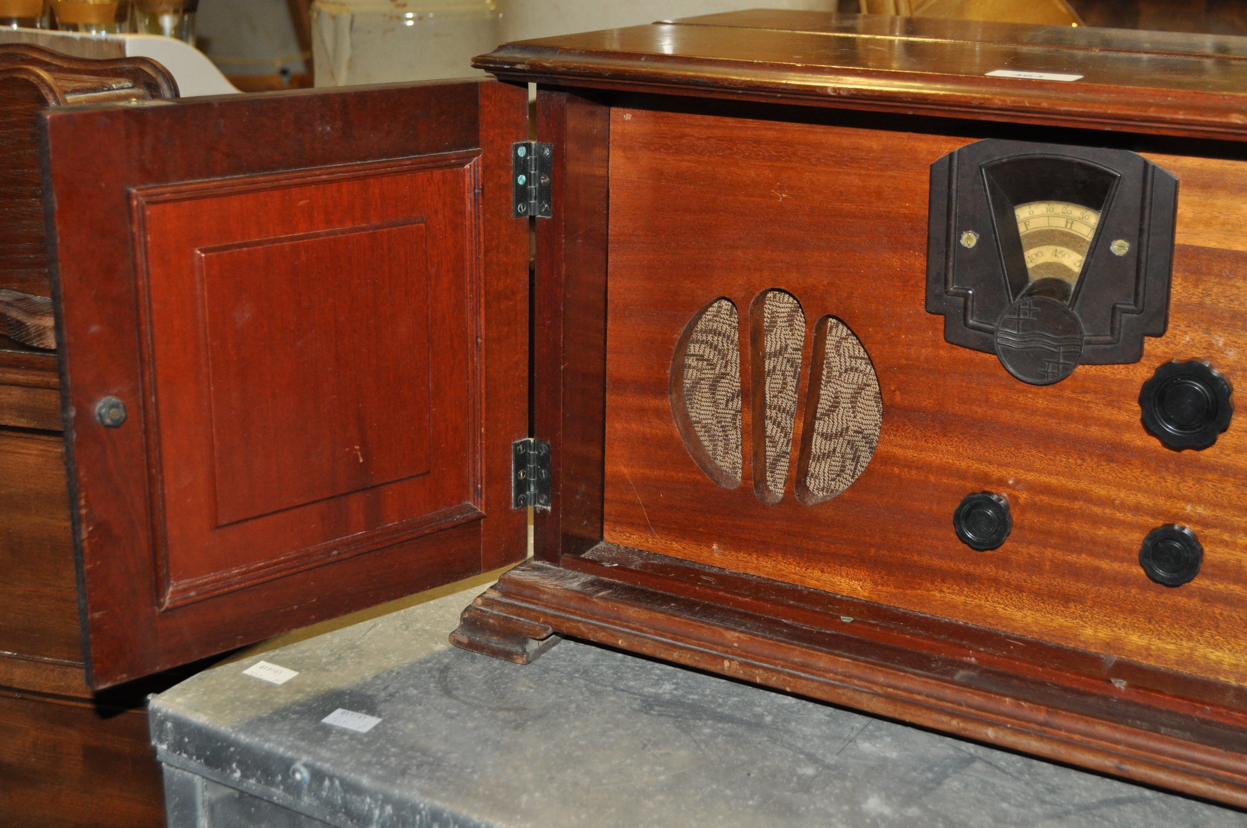 Vintage radio in a mahogany box, first half of the 20th century, with Bakelite dial, - Image 3 of 4