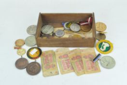 A collection of 20th century Russian medals and banknotes,