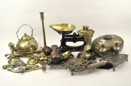 A collection of brass and metalware,