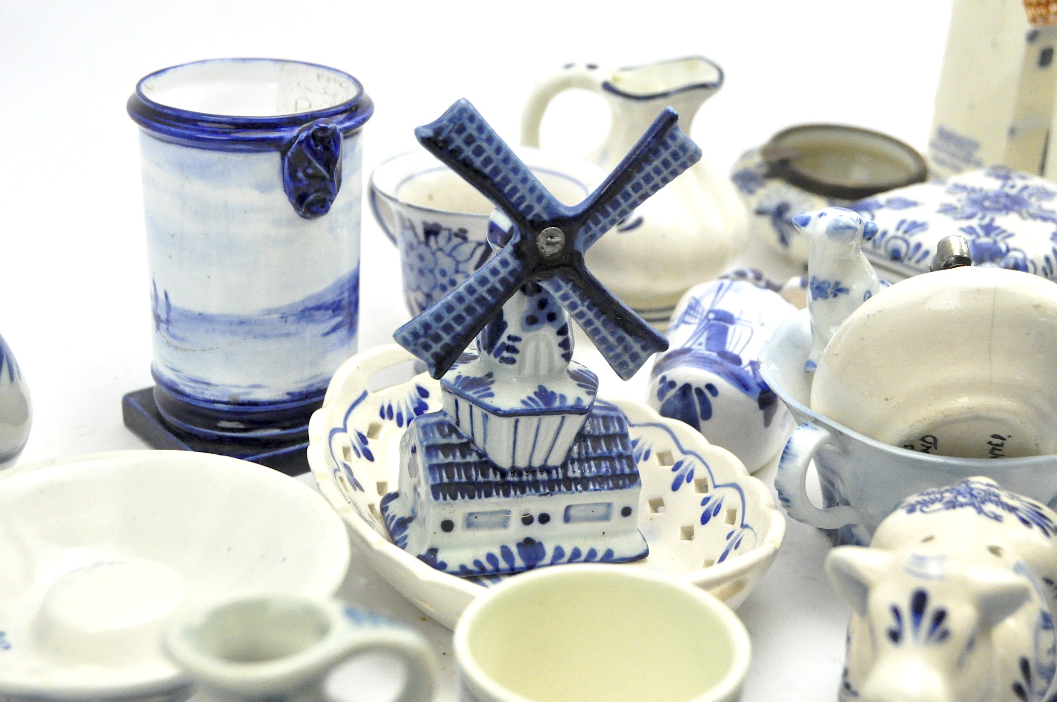 An extensive collection of blue and white Delft and other ceramics - Image 2 of 2