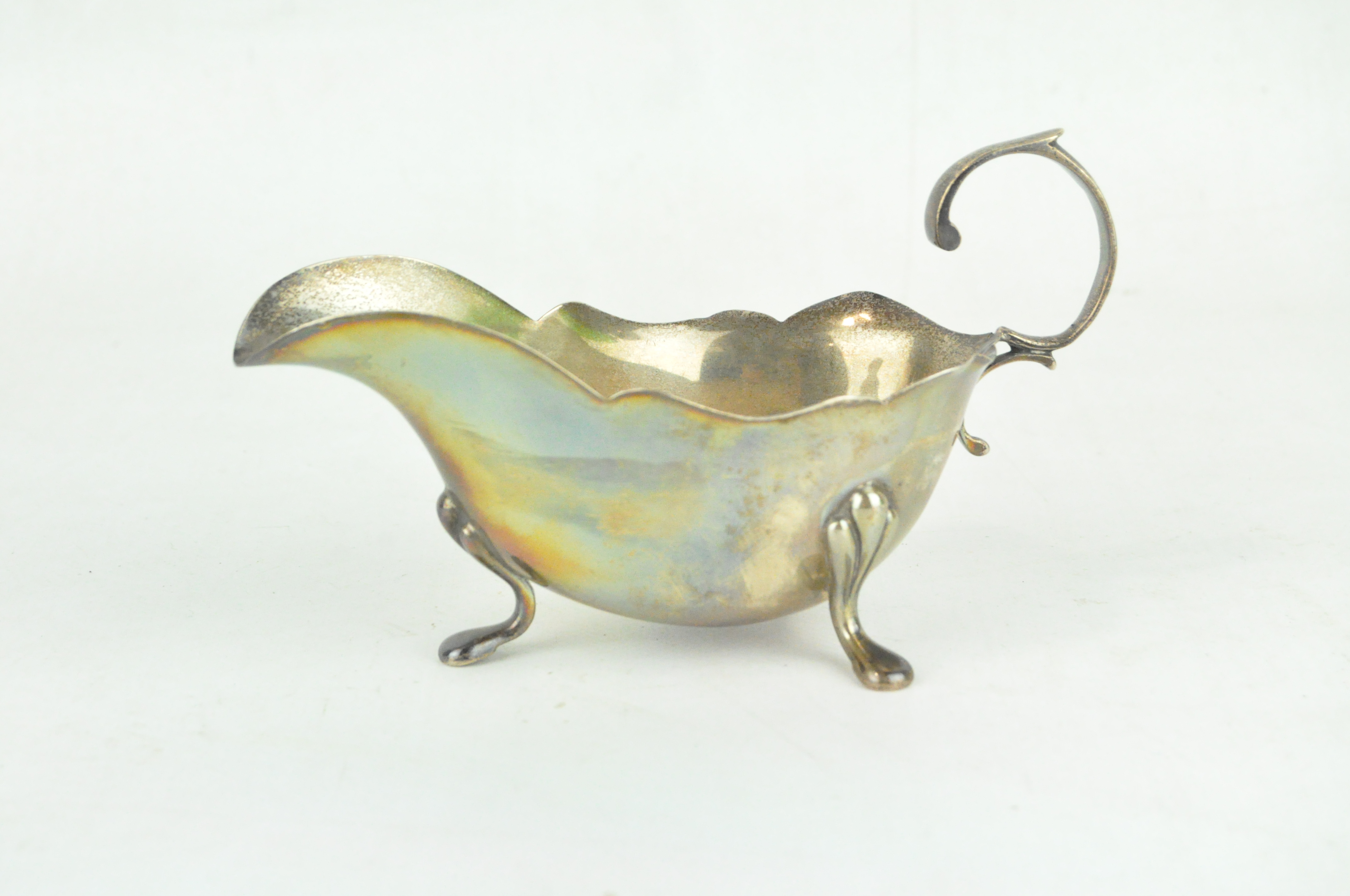 An Edwardian silver sauce boat,