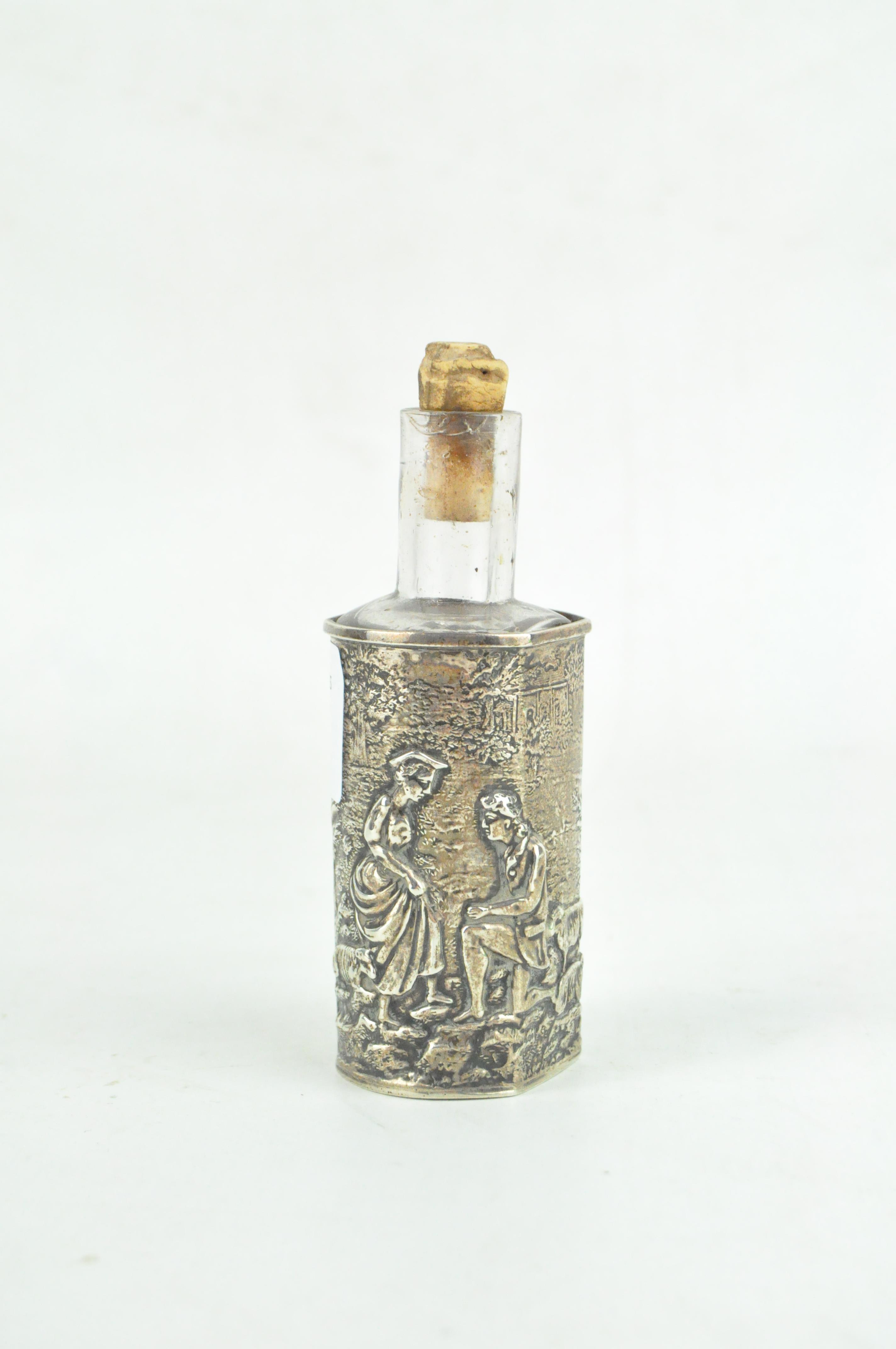 An Edwardian glass scent bottle in a silver case,