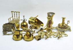 A collection of assorted brass and metalware,