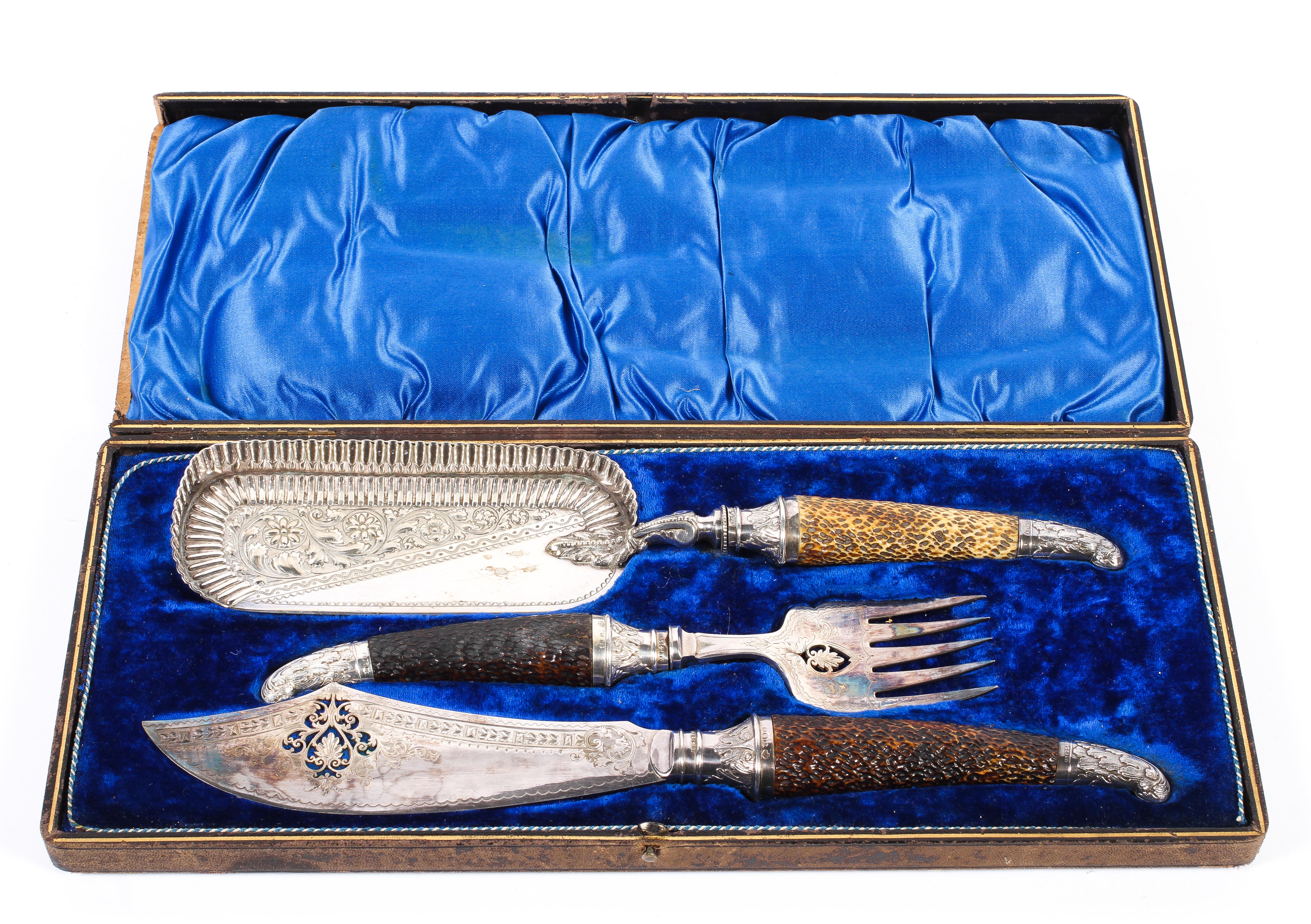 A cased set of EPNS fish servers and crumb scoop with bone handles, 23cm x 18cm.