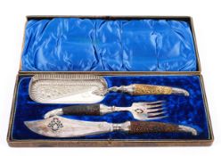 A cased set of EPNS fish servers and crumb scoop with bone handles, 23cm x 18cm.