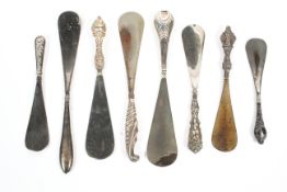 A collection of sterling silver handled shoe horns (8)