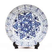 A Chinese porcelain blue and white charger, Kangxi (1654-1722),