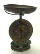 A set of vintage Salter No 50 metal kitchen scales, 22lb by 1oz,