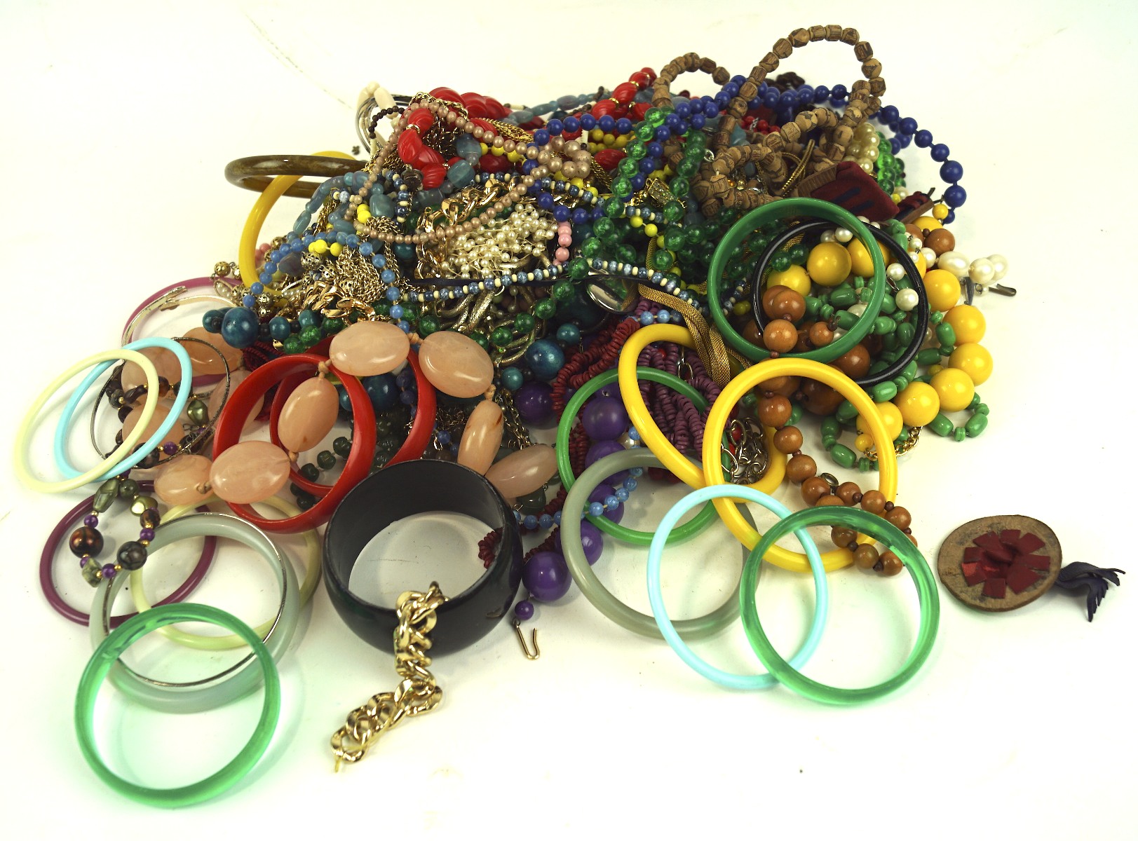 A quantity of assorted costume jewellery, to include chains,