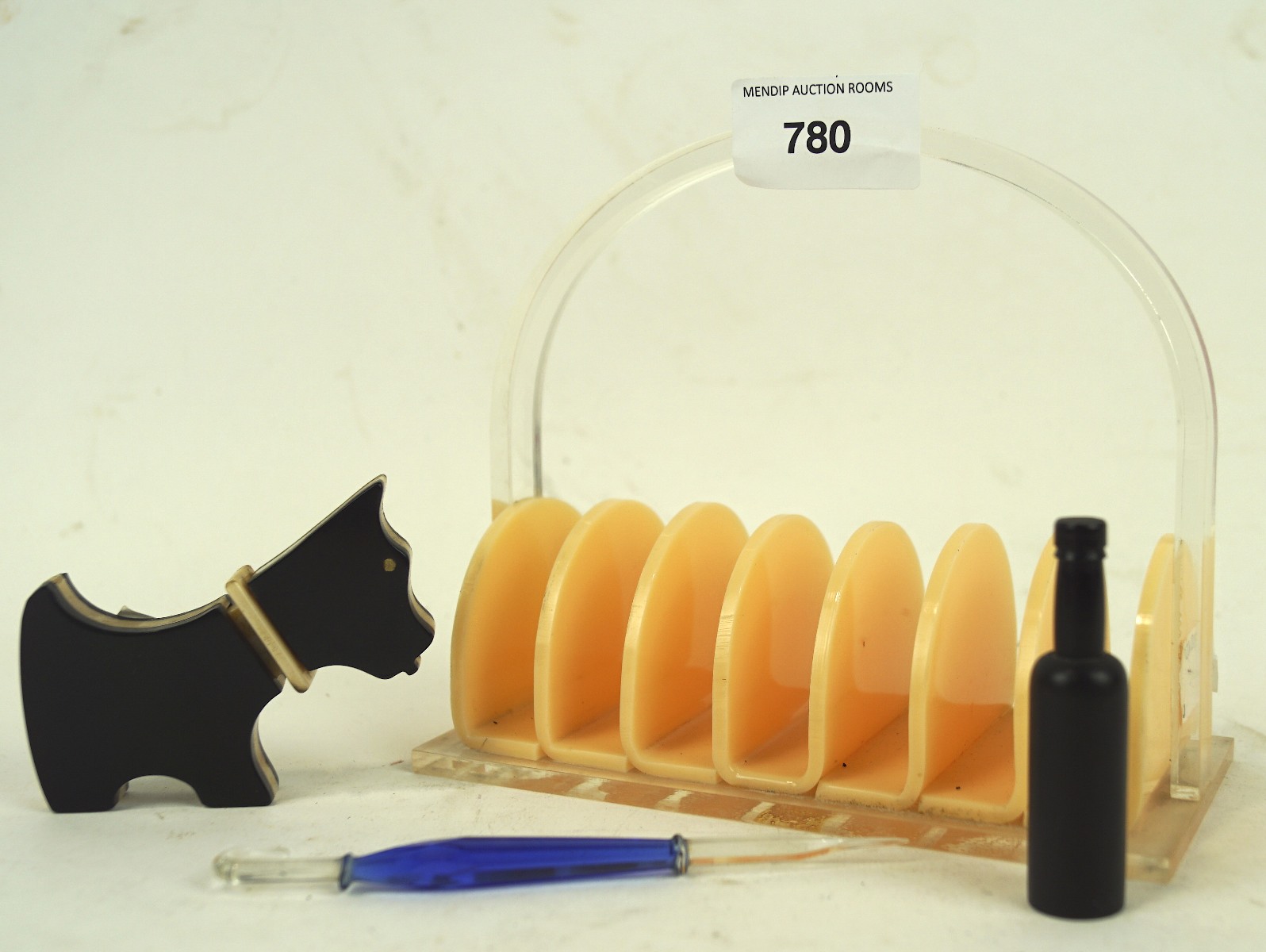 Four 20th century Bakelite items, including a toast rack,