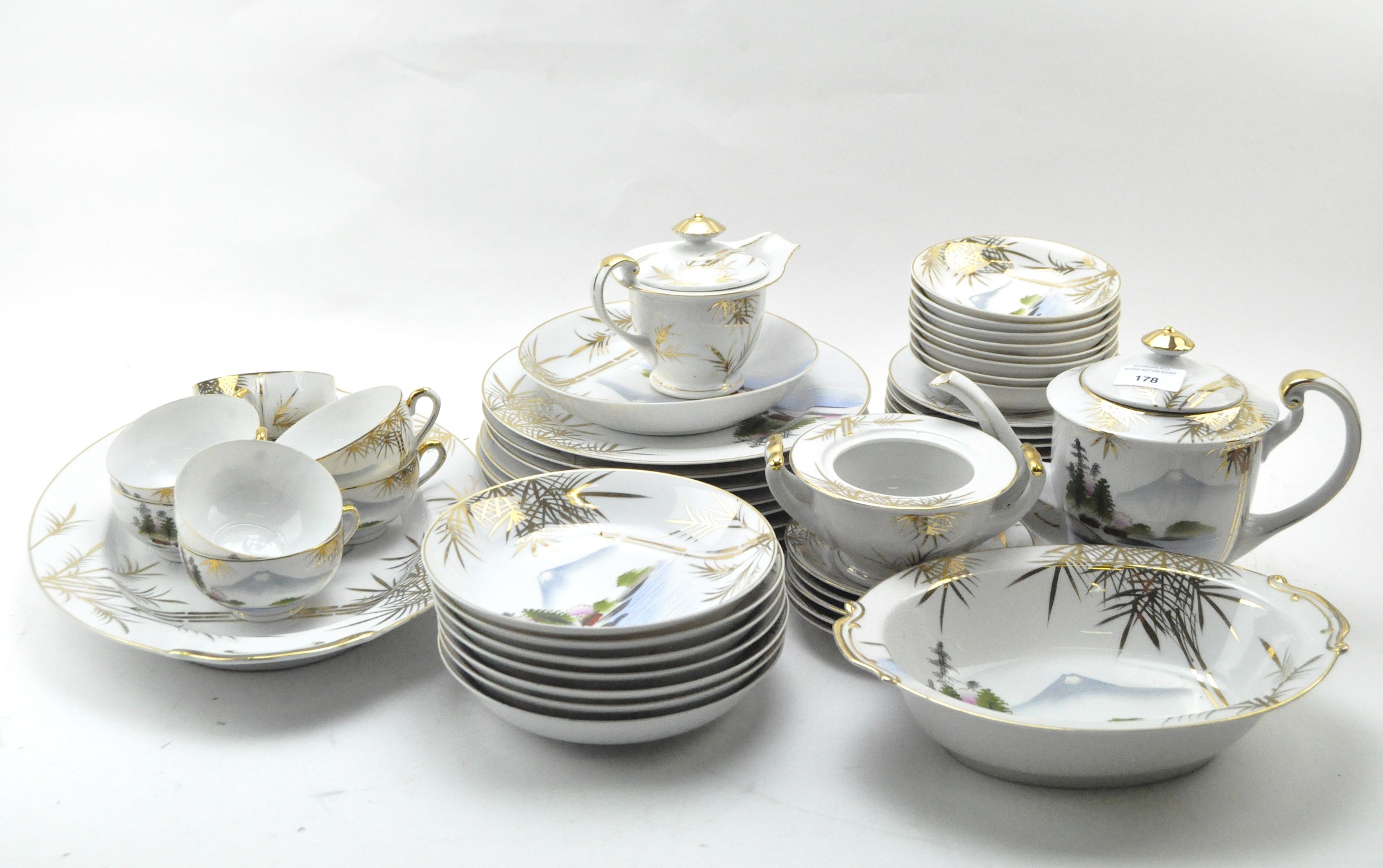 An extensive Japanese porcelain tea and dinner service,