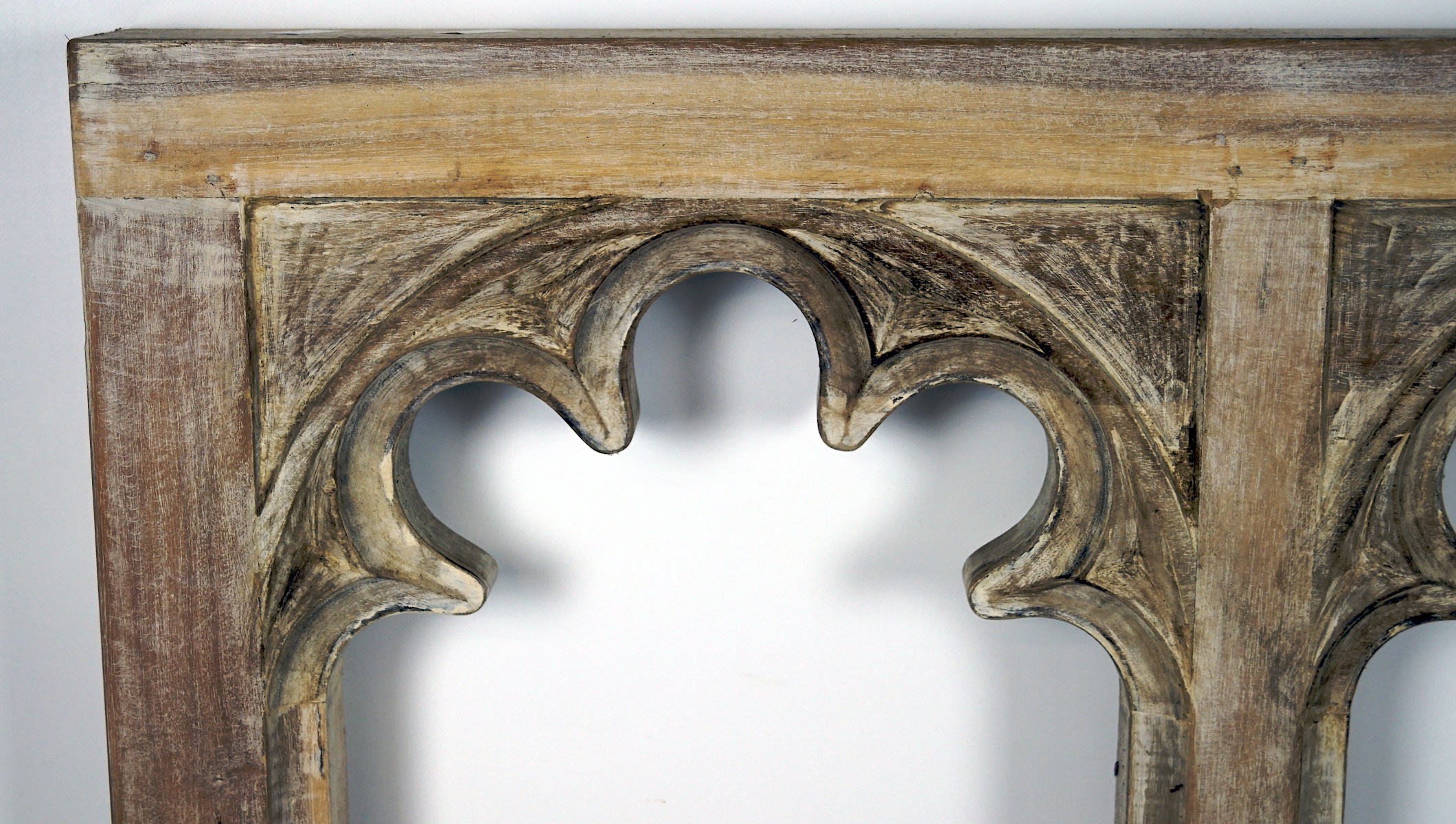 A large carved and pierced white painted piece wall piece comprising three archways, - Image 2 of 2