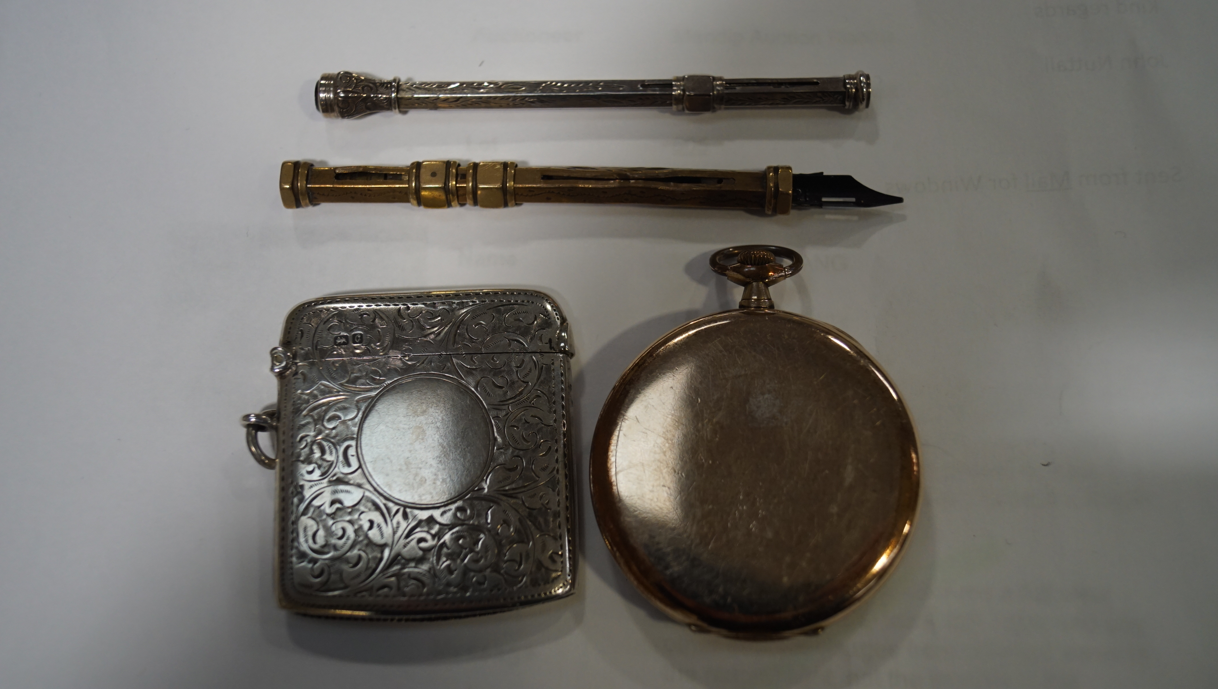 Assorted metal collectables, to include a silver vesta case, white metal propelling pencil, and more - Image 3 of 8