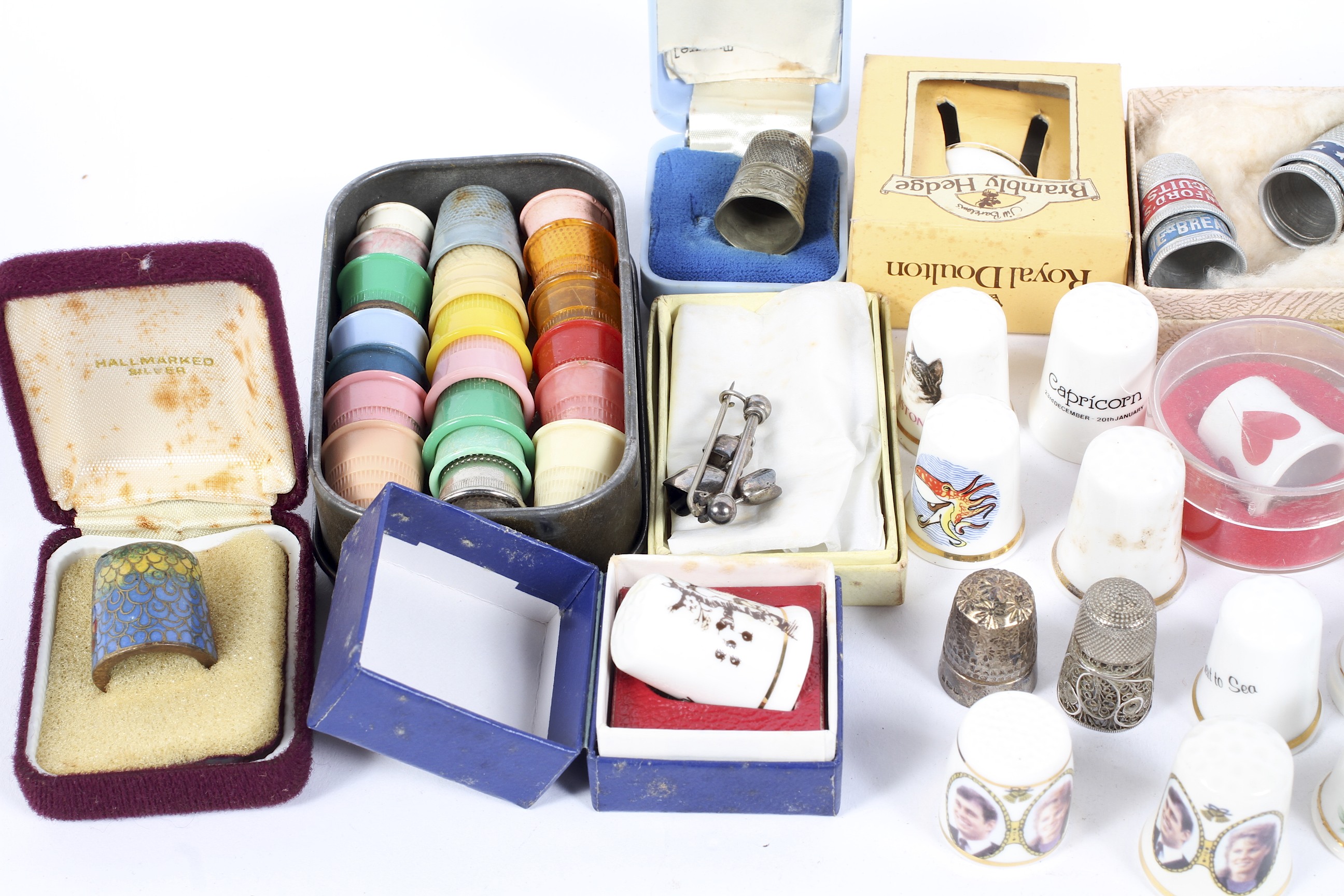 A collection of assorted thimbles, - Image 2 of 3