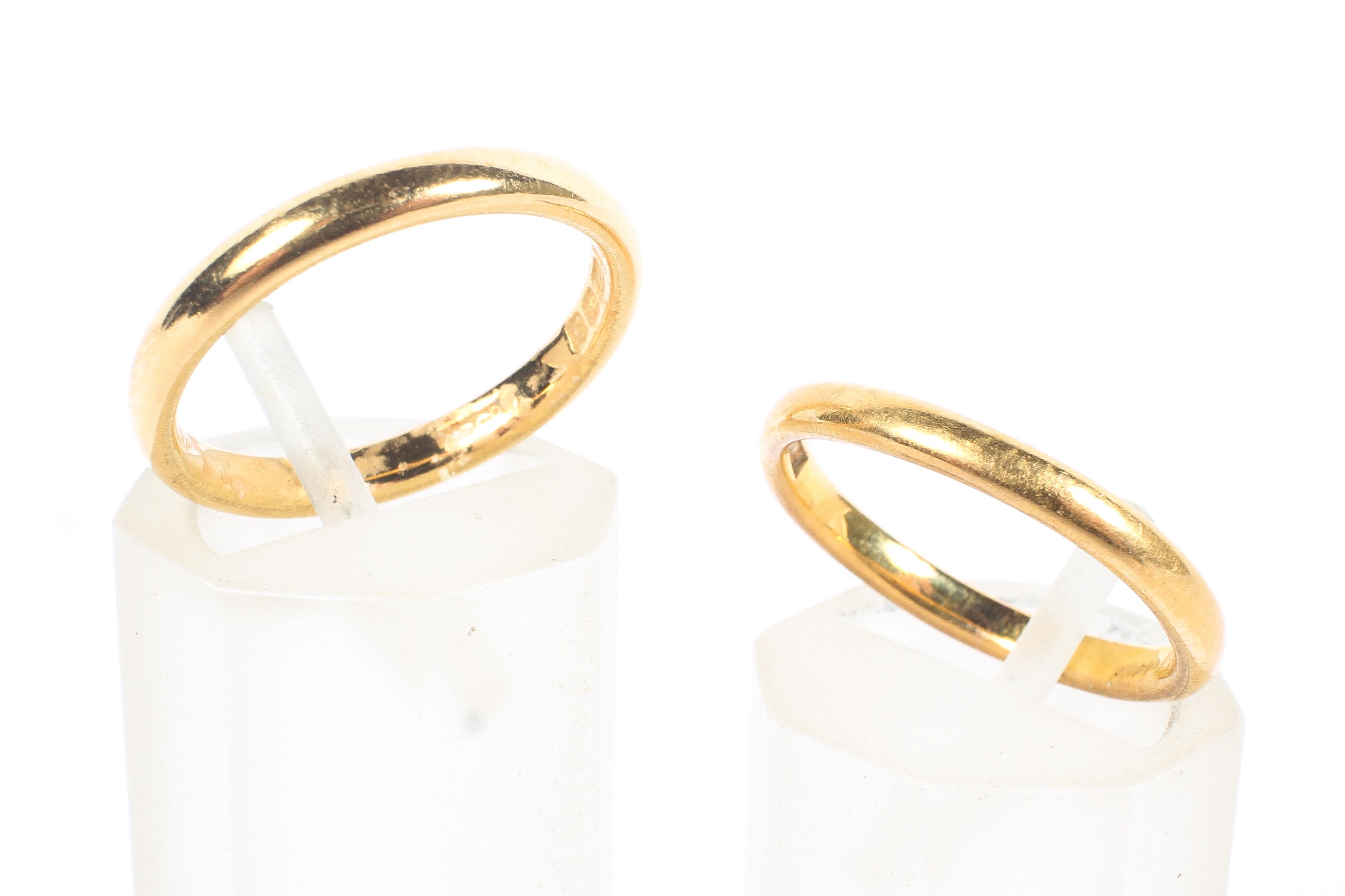 Two 22ct gold bands, 6.