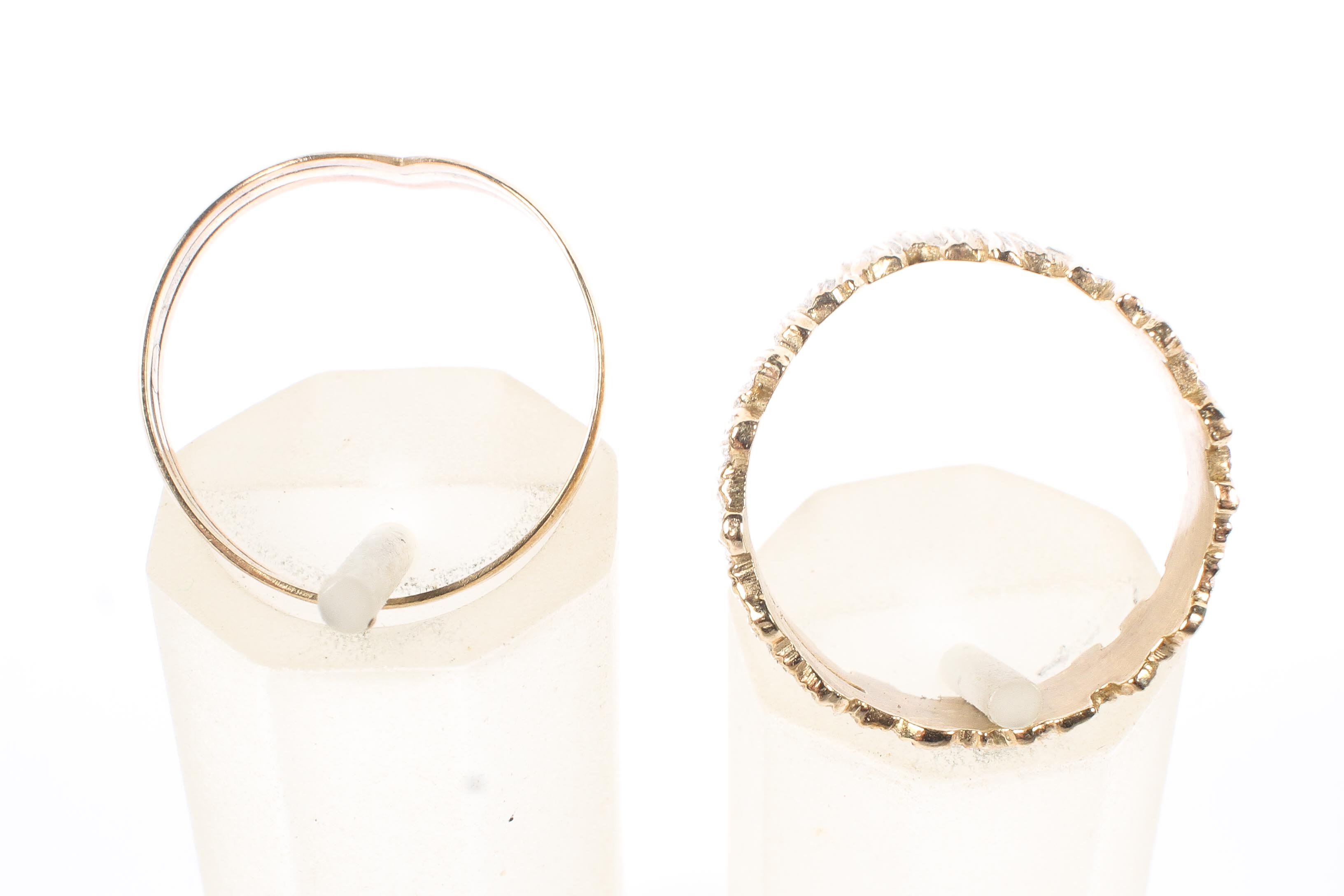 Two 9ct gold v shaped rings, one in the manner of Wattling, the other a tri-colour ring, 5. - Image 3 of 5