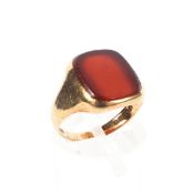 A 9ct cornellion signet ring, size J, 3.