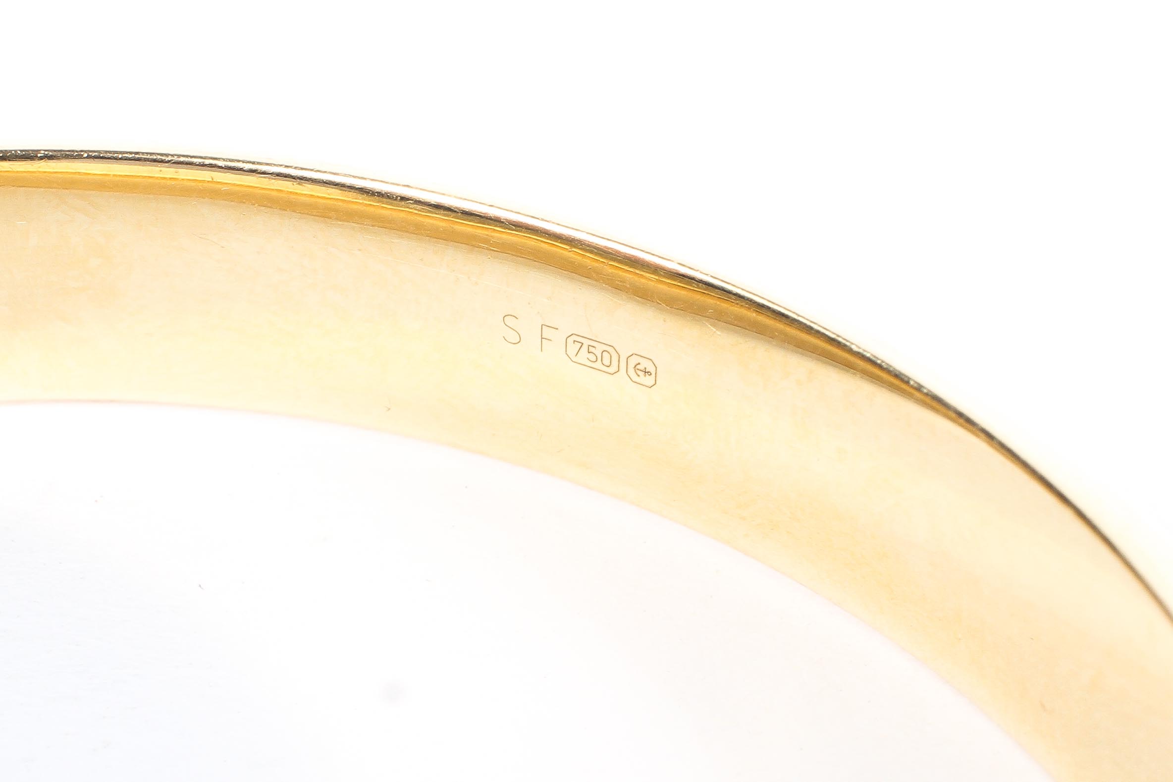 An Italian 18ct yellow gold ladies hinged bangle, of curved design, diameter 7cm, 27. - Image 3 of 3
