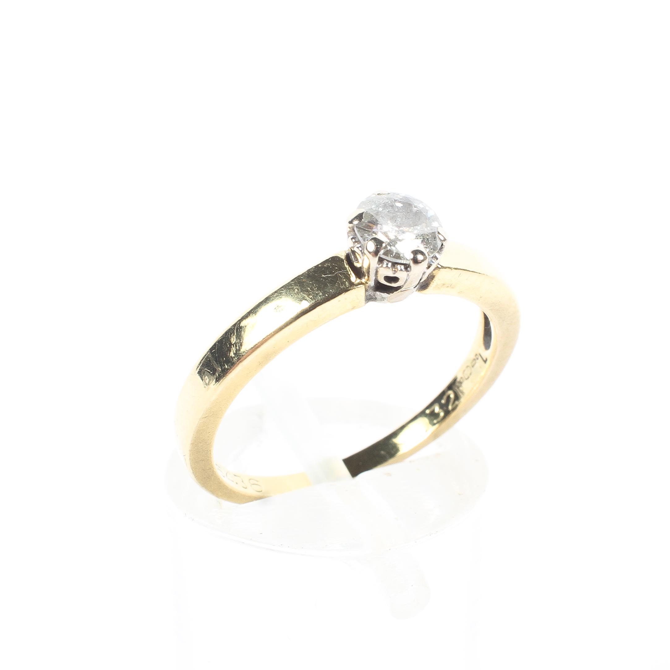 An 18ct gold solitare diamond ring, 0.