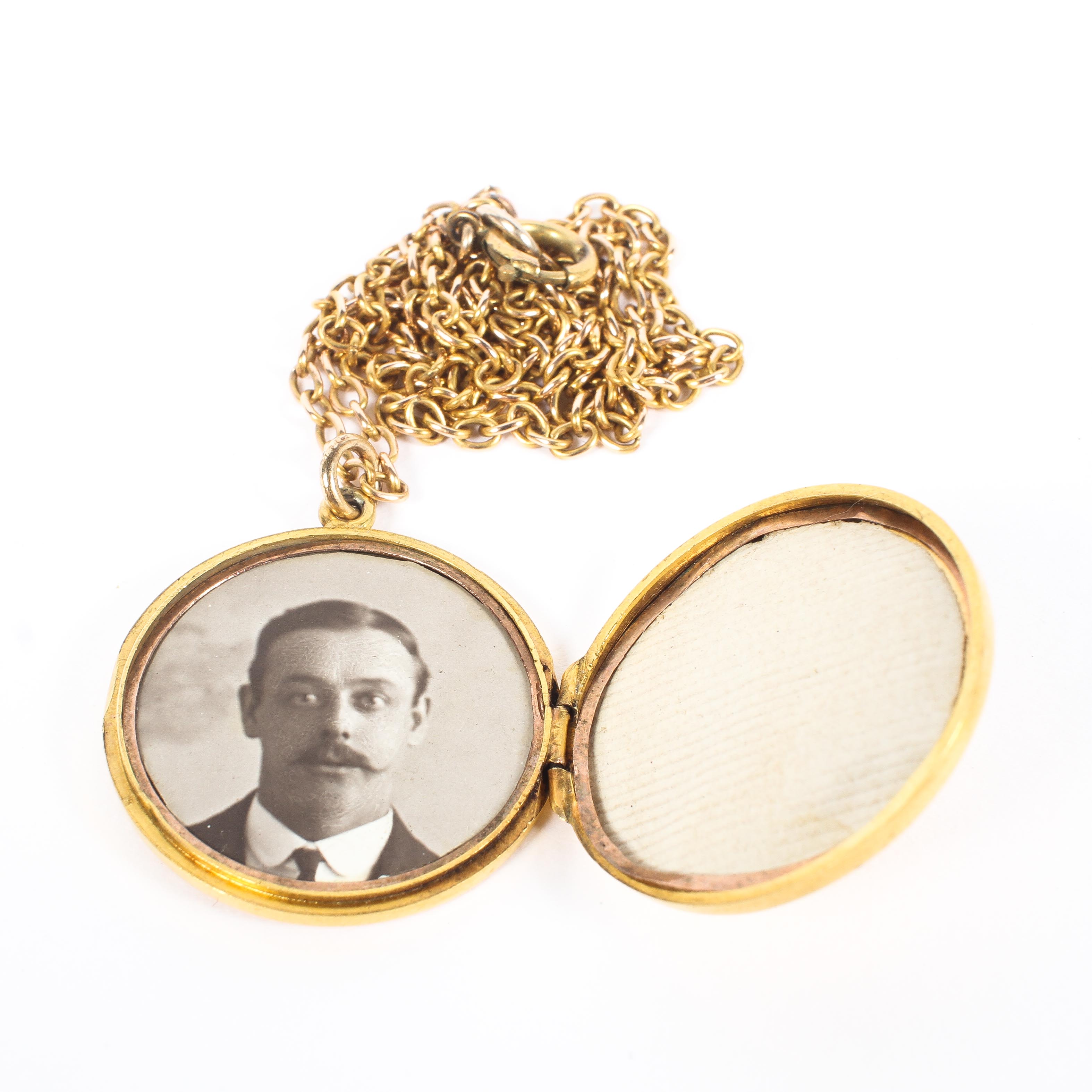 A 9ct gold circular picture locket on an 18ct gold chain link necklace. 8.5g. - Image 3 of 3