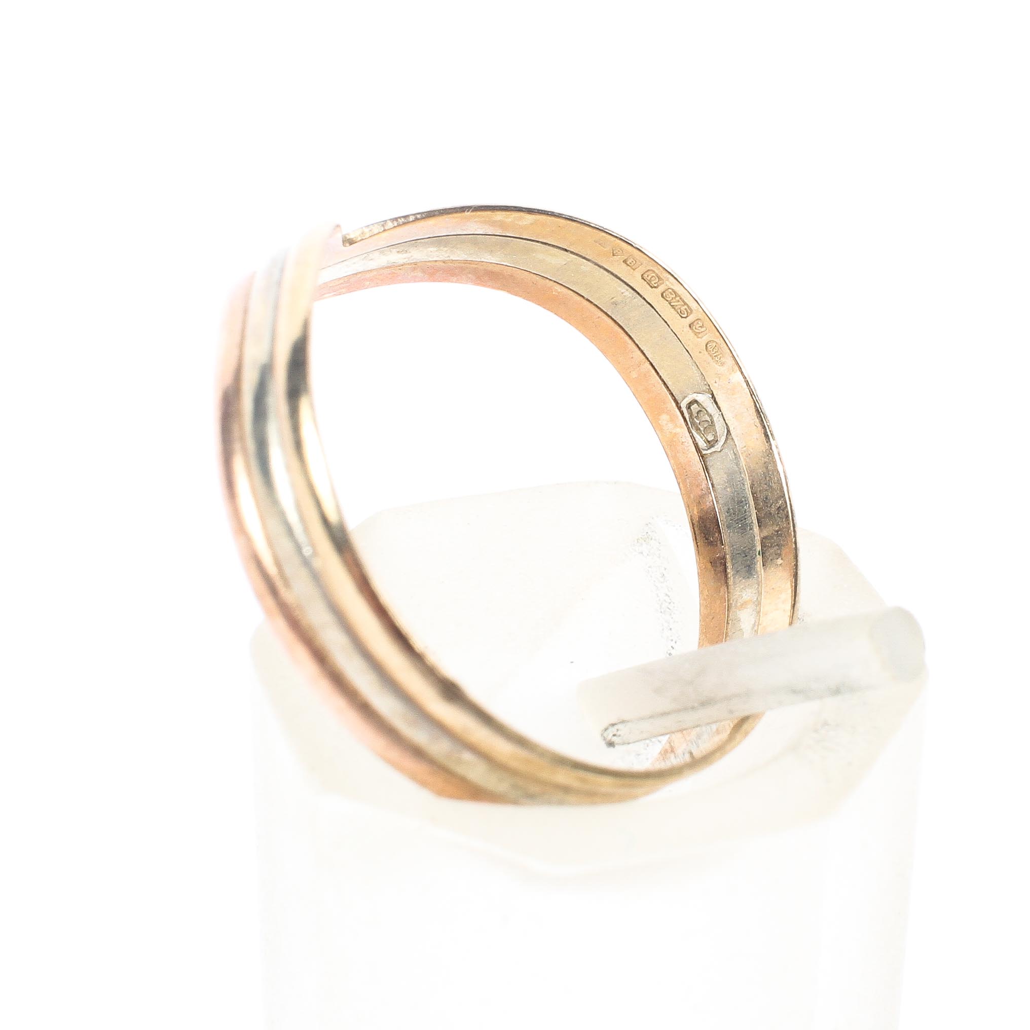 Two 9ct gold v shaped rings, one in the manner of Wattling, the other a tri-colour ring, 5. - Image 4 of 5