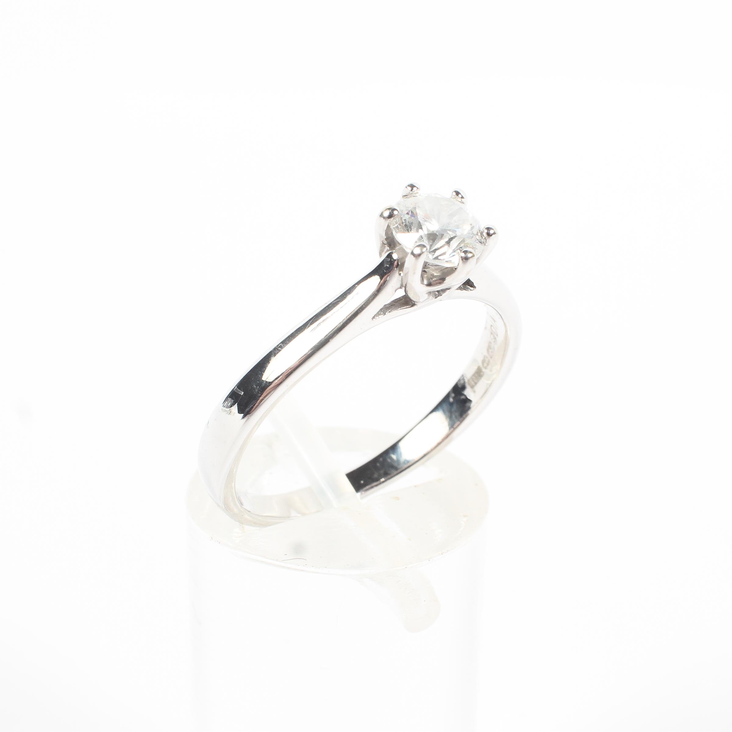 An unmarked white metal and single stone diamond ring, Central 0.