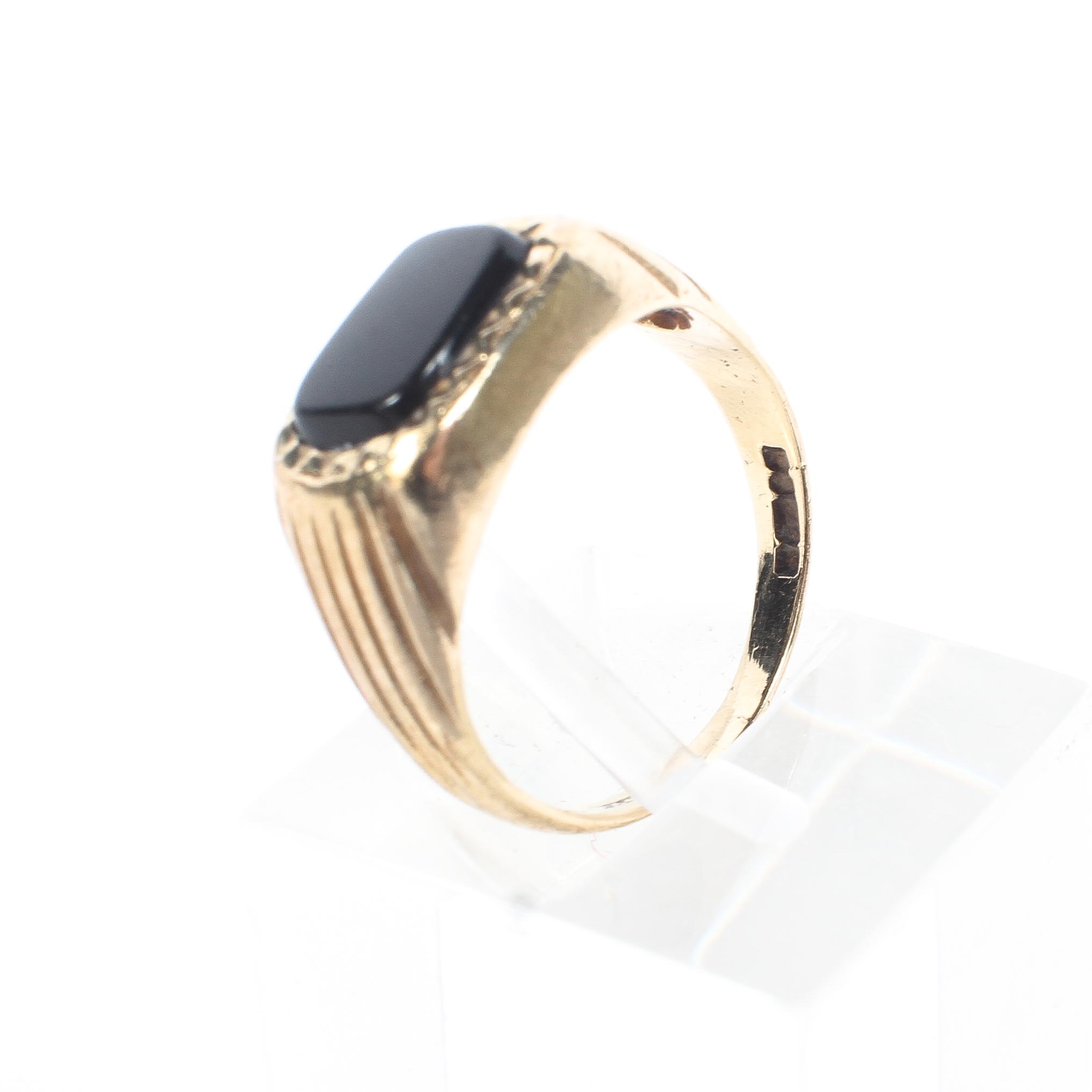 A 9ct gold signet ring, set with a rectangular onyx panel, - Image 4 of 4