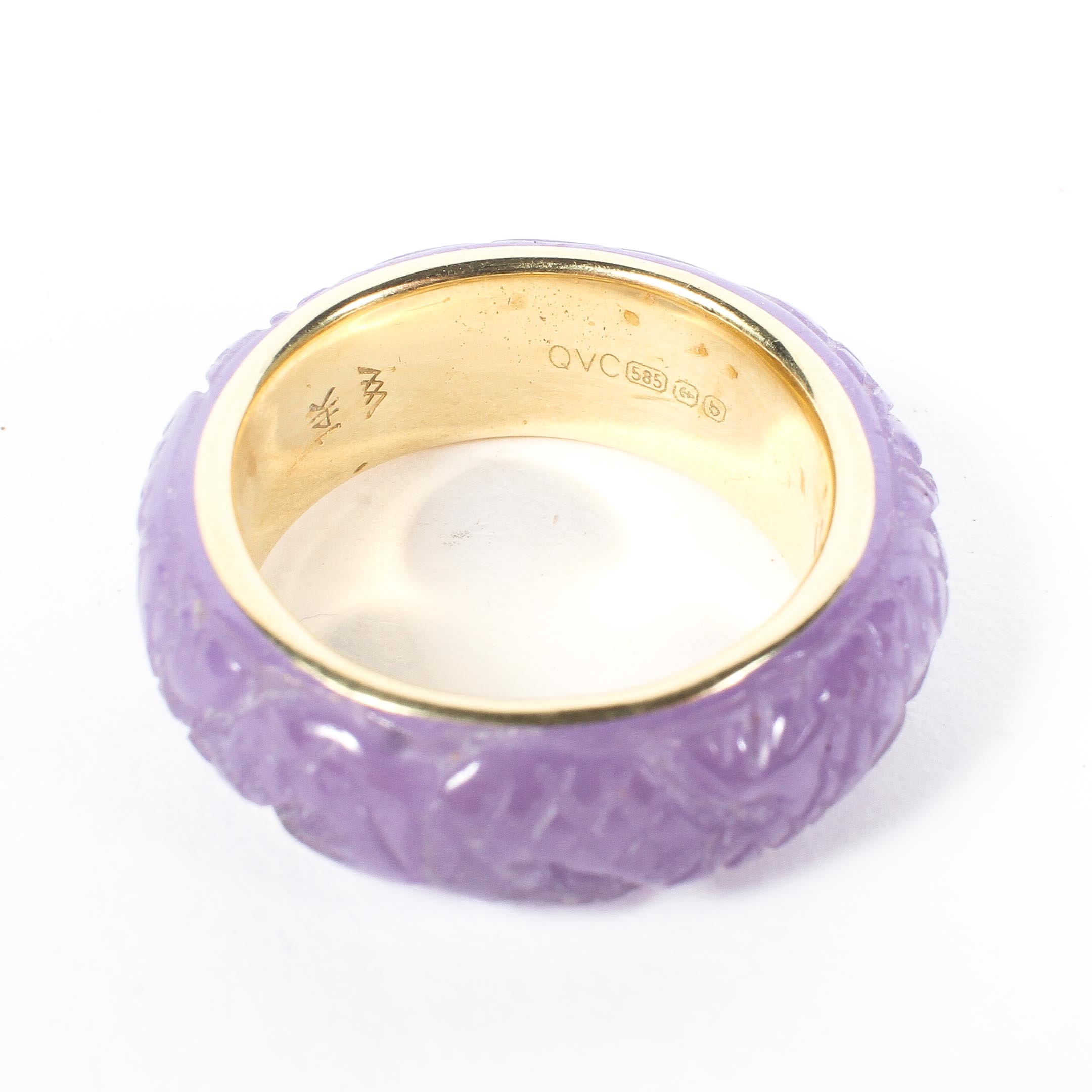 A 14ct gold ring, the exterior covered in heavily carved quartz, 4. - Image 3 of 3