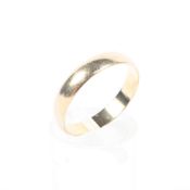A 9ct gold wedding band, size P, 1.