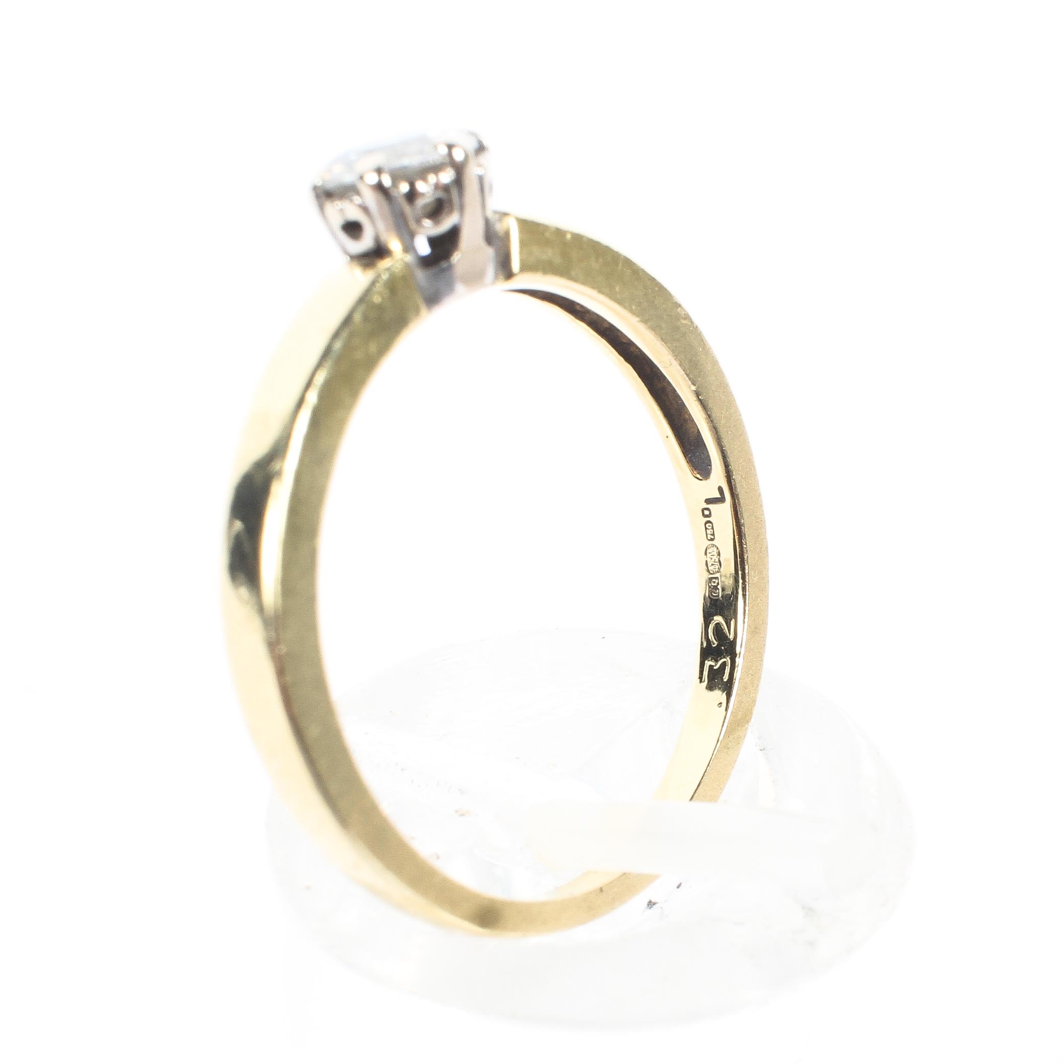 An 18ct gold solitare diamond ring, 0. - Image 4 of 5