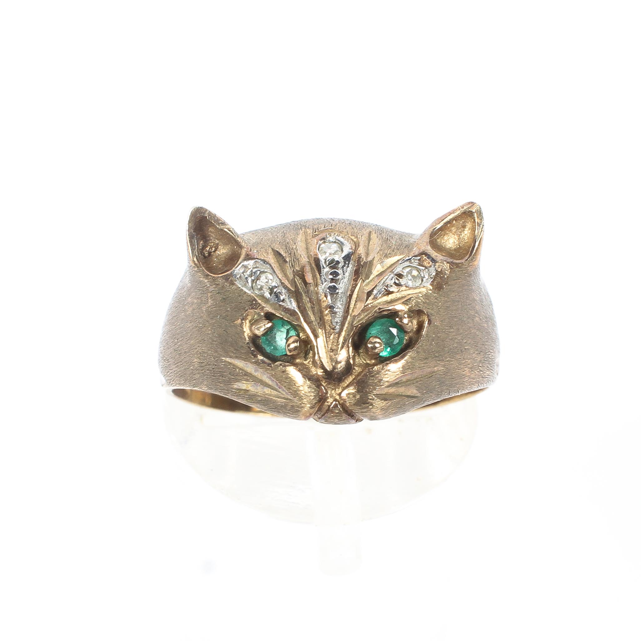 A 9ct gold ring, in the form of a cat's head, set with emerald eyes and single cut diamond accents, - Image 2 of 4