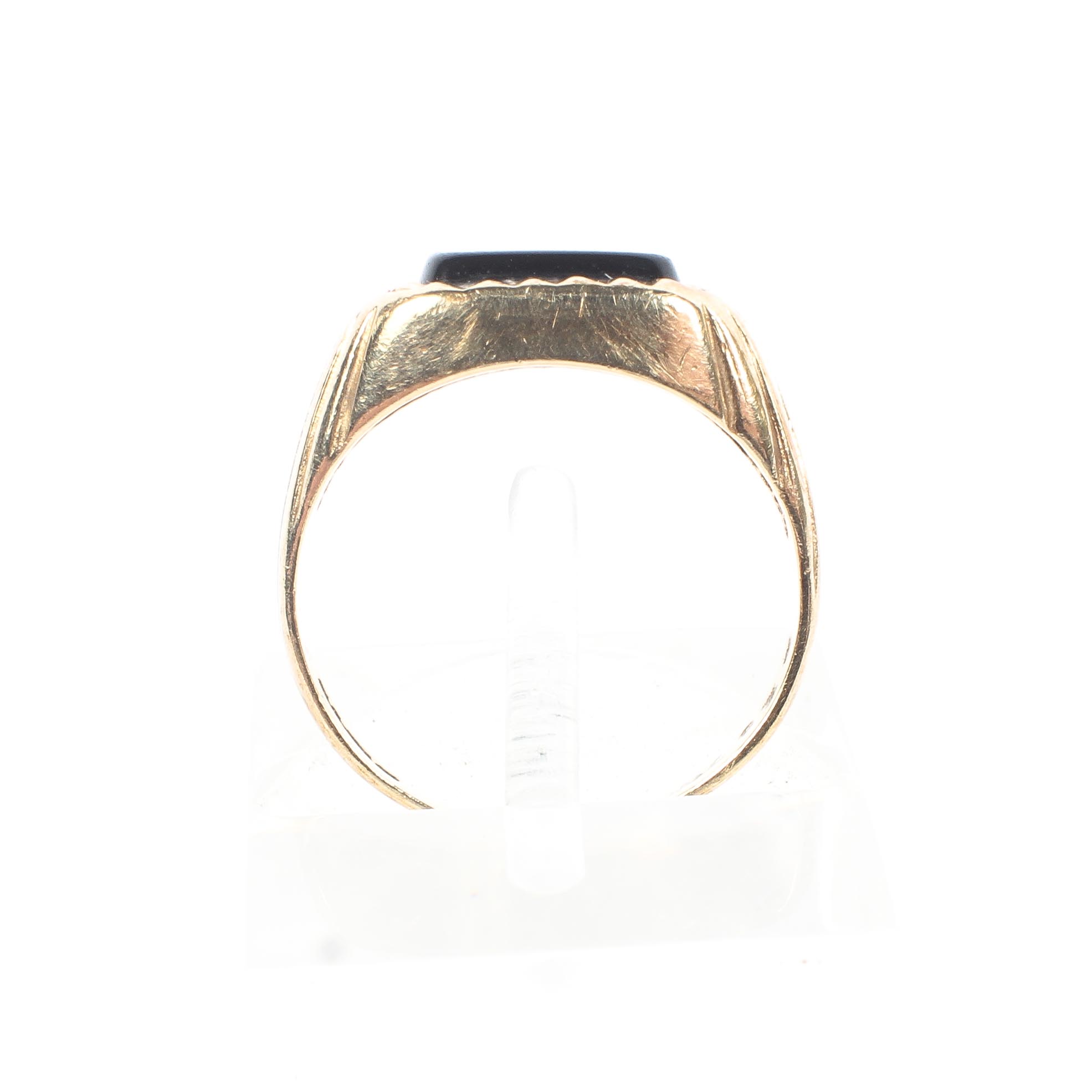 A 9ct gold signet ring, set with a rectangular onyx panel, - Image 3 of 4