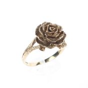 A contemporary ladies 9ct yellow gold ring, modelled as a rose, 5.