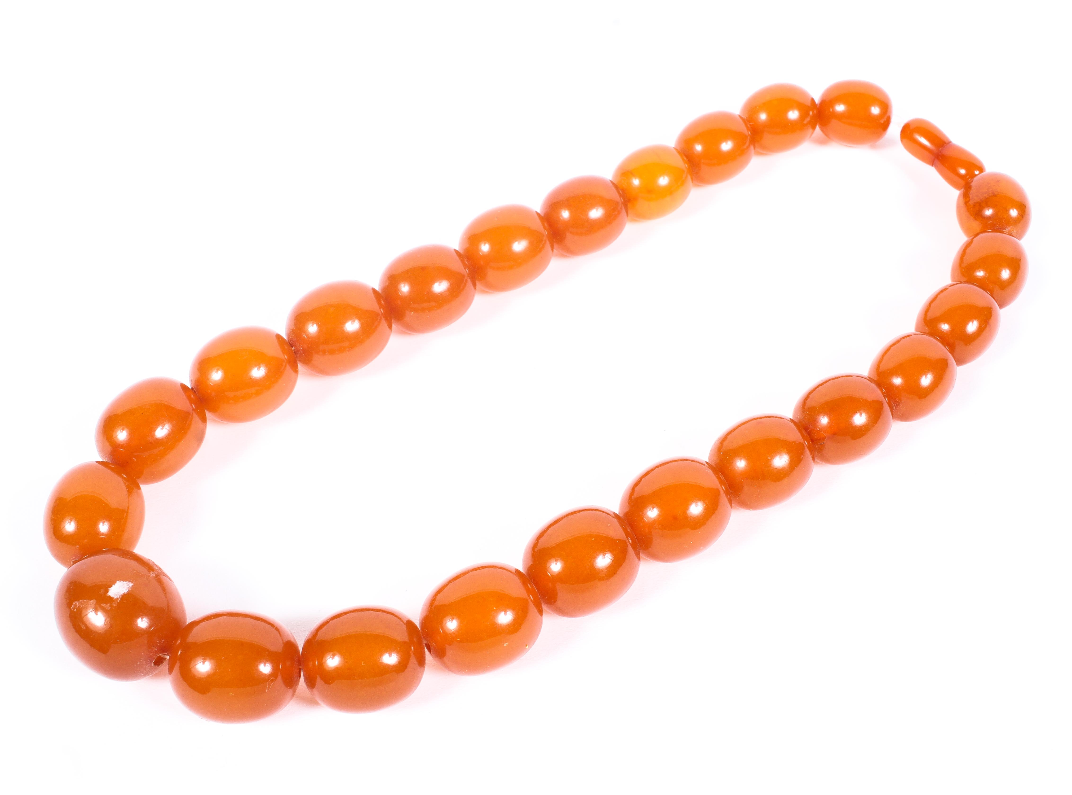 A graduated amber bead necklace, 48cm,