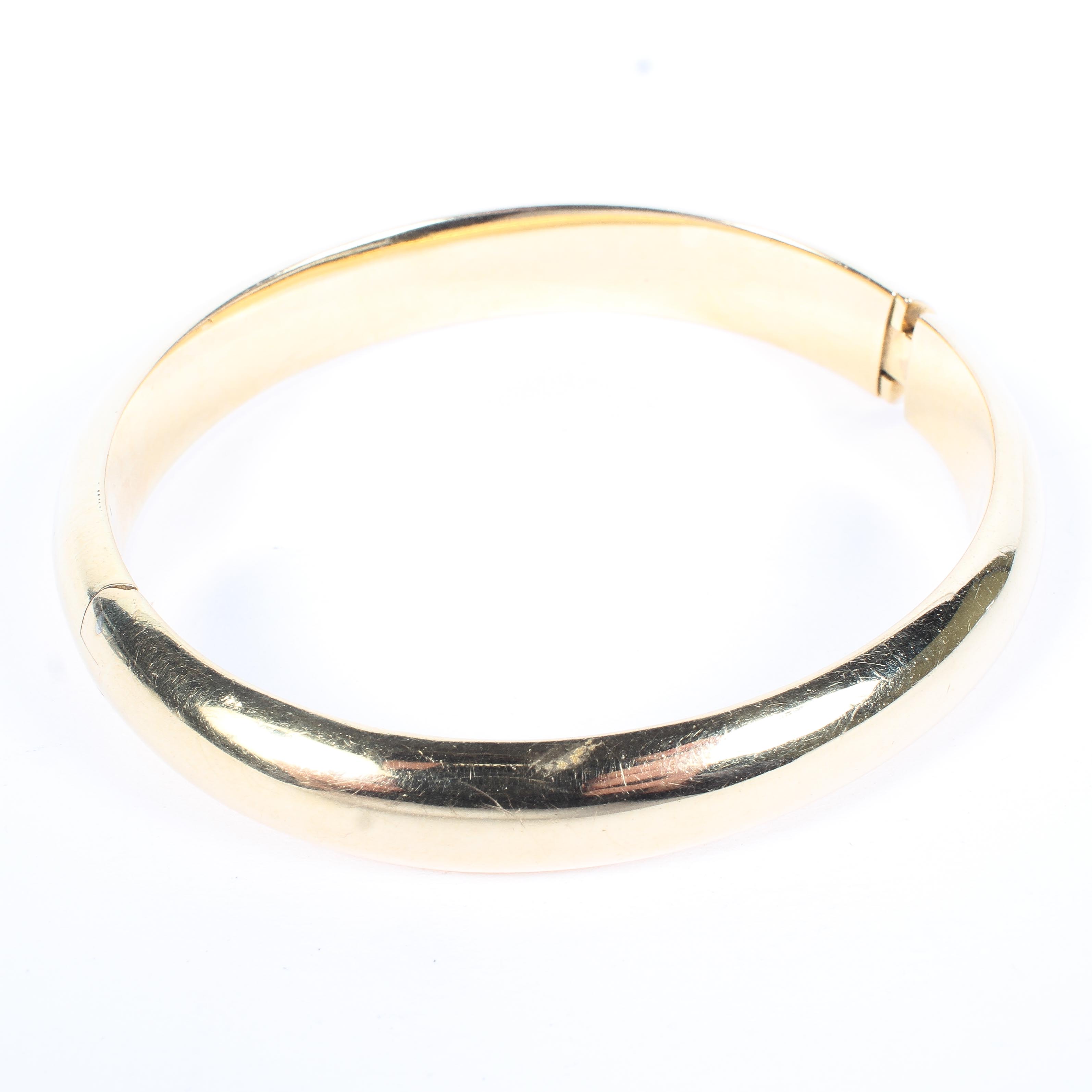 An Italian 18ct yellow gold ladies hinged bangle, of curved design, diameter 7cm, 27.